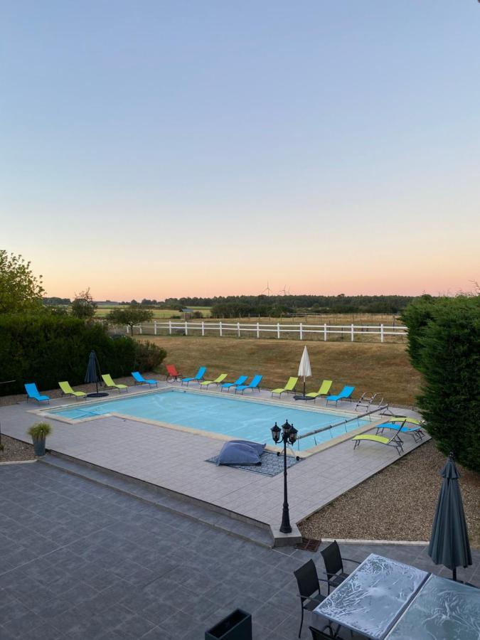Kourline Villalunoterie Futuroscope Piscine Spa Oyre Екстер'єр фото